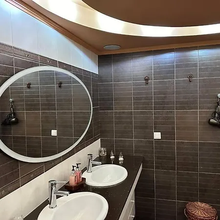 Lux House With Garden וילה *