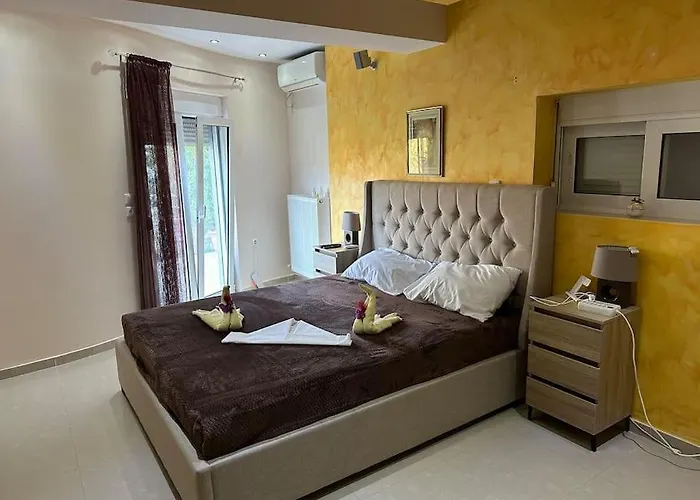 Villa Lux House With Garden Kámpos